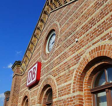 <p>Backsteinfassade des Bahnhofs Königs Wusterhausen</p>