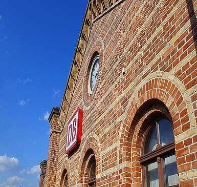<p>Backsteinfassade des Bahnhofs Königs Wusterhausen</p>