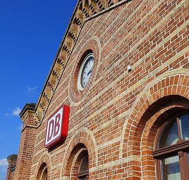 <p>Backsteinfassade des Bahnhofs Königs Wusterhausen</p>