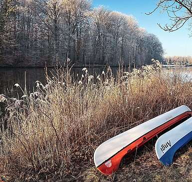 <p>Winterliches Ufer der Dahme mit Kanus</p>