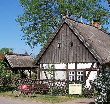 <p>Frontansicht Fachwerkhaus Prieros</p>