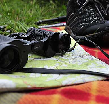 Fernglas Karte und Wanderschuhe