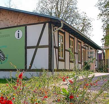 <p>Aussenansicht des Infopunktes Naturpark Dahme-Heideseen</p>