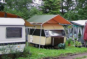 <p>Campingplatz mit Zelten und Wohnanhängern</p>