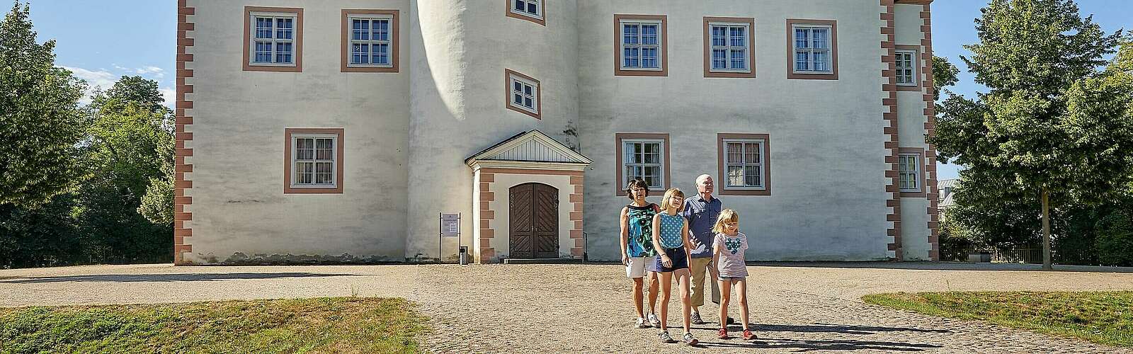 Familie vor Schloss Königs Wusterhausen