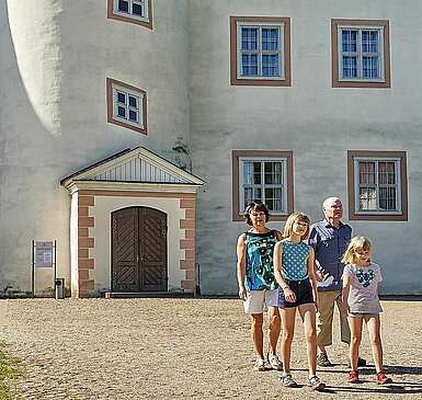 Familie vor Schloss Königs Wusterhausen
