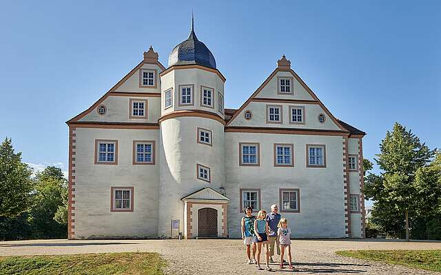 Familie vor Schloss Königs Wusterhausen Familie vor Schloss Königs Wusterhausen